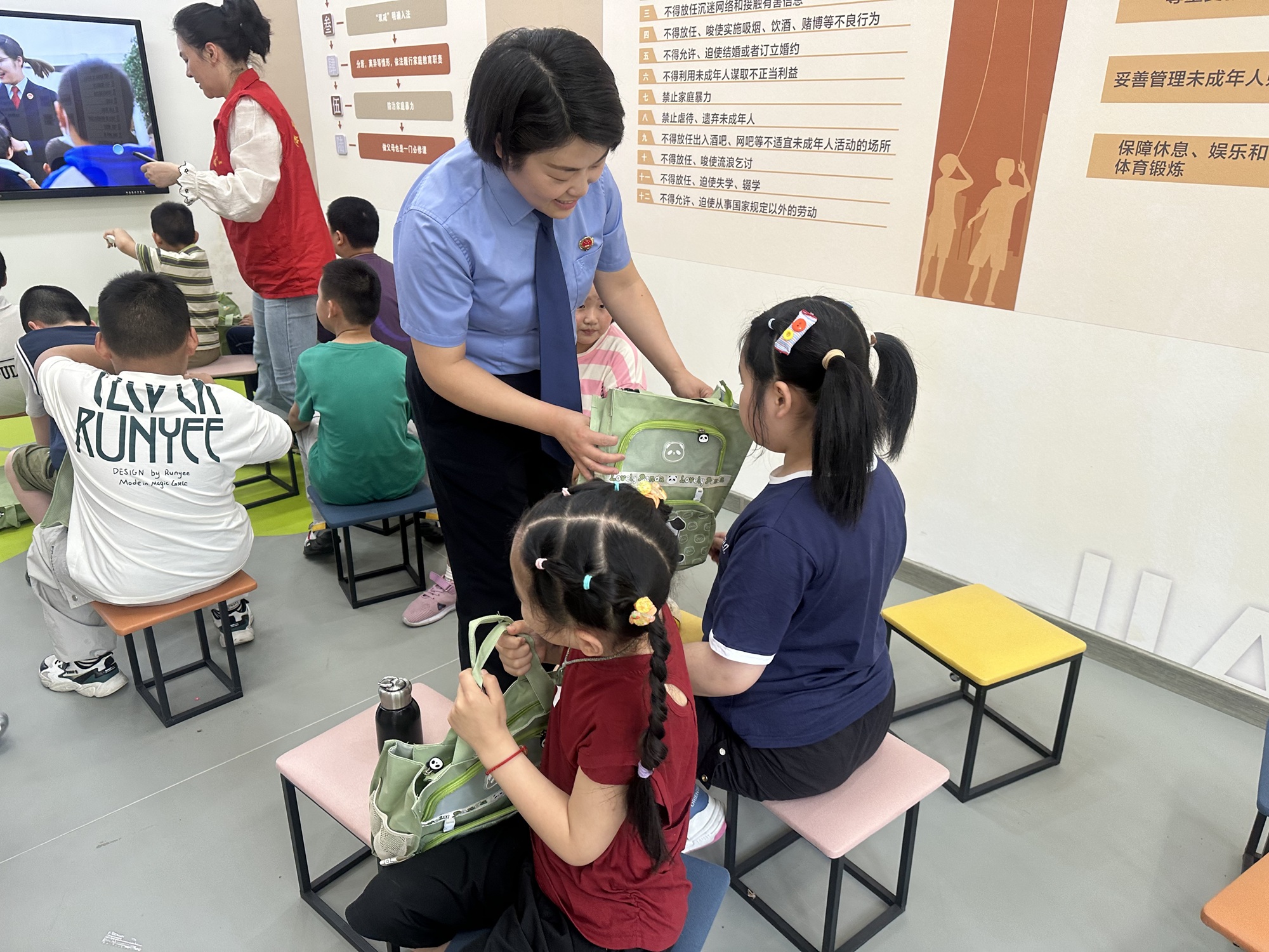 法暖童心 “典”亮未来——金湖县检察院开展“携手关爱，共护未来”检察开放日活动.jpg